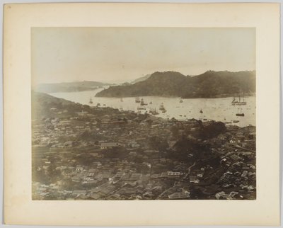 Kystby, Japan (håndfarget svart/hvitt-bilde) av Japanese Photographer