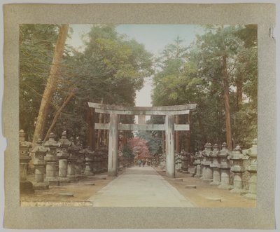 Inngang til et tempel i Uyeno Park, Tokyo, Japan (håndfarget svart/hvitt-bilde) av Japanese Photographer