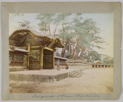 Porten til Temple of the 6th Shogun, Shiba Park, Tokyo, Japan (håndfarget svart/hvitt-bilde) av Japanese Photographer