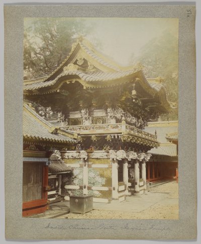 Inne i den kinesiske porten, Tōshō-gū, Nikko, Japan (håndfarget svart/hvitt-bilde) av Japanese Photographer