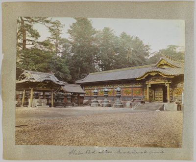Inne på tempelområdet, Shiba Park, Tokyo, Japan (håndfarget svart/hvitt-bilde) av Japanese Photographer