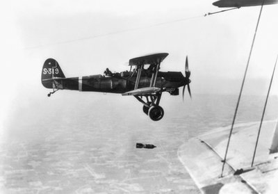 Japanske fly utfører en bombing over mål i Kina, 1937 av Japanese Photographer