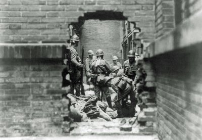 Japanske soldater er involvert i gatekamp i Shanghai, Kina, 1937 av Japanese Photographer
