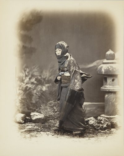 Japansk kvinne i snøen (håndfarget s/h-bilde) av Japanese Photographer