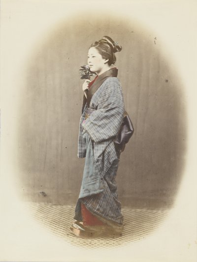 Japansk kvinne i tradisjonell kjole (håndfarget s/hv-bilde) av Japanese Photographer
