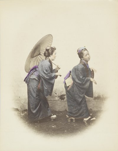 Japanske kvinner i tradisjonell kjole (håndfarget s/hv-bilde) av Japanese Photographer
