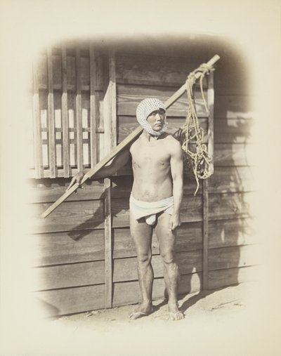 Mann med fiskekurv (håndfarget s/h-bilde) av Japanese Photographer