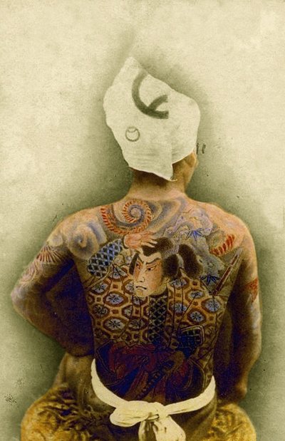 Mann med tradisjonell japansk Irezumi-tatovering, ca. 1880 (håndfarget albumbilde) av Japanese Photographer