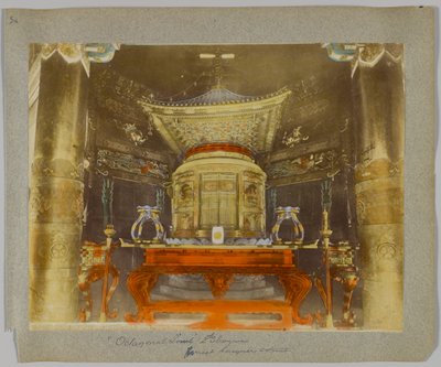 Octagonal Tomb of the 2nd Shogun, Shiba Park, Tokyo, Japan (håndfarget svart/hvitt-bilde) av Japanese Photographer