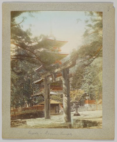 Pagoda i Tōshō-gū, Nikko, Japan (håndfarget svart/hvitt-bilde) av Japanese Photographer