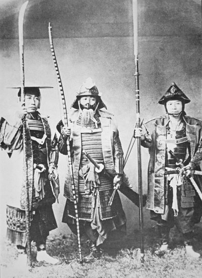 Samurai fra det gamle Japan bevæpnet med lang bue, stangarmer og sverd (s/hvitt bilde) av Japanese Photographer