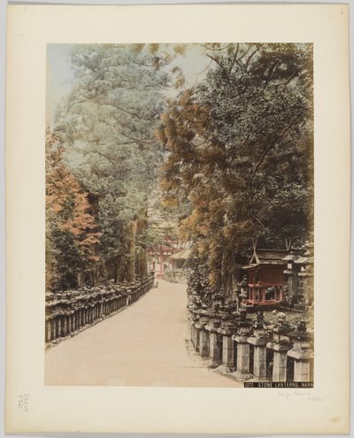 Stone Lanterns, Nara, Japan, ca. 1890 (håndfarget s/hvitt-bilde) av Japanese Photographer