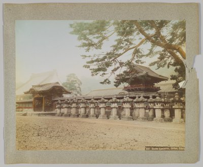 Steinlykter utenfor et tempel, Shiba Park, Tokyo, Japan (håndfarget svart/hvitt-bilde) av Japanese Photographer