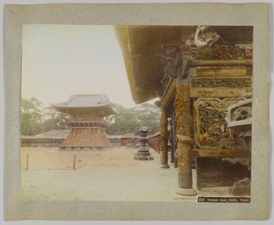Temple Gate, Shiba Park, Tokyo, Japan (håndfarget svart/hvitt-bilde) av Japanese Photographer