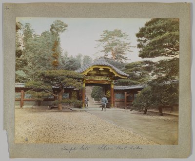 Temple Gate, Shiba Park, Tokyo, Japan (håndfarget svart/hvitt-bilde) av Japanese Photographer