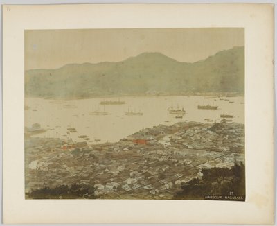 Havnen i Nagasaki, Japan (håndfarget svart/hvitt-bilde) av Japanese Photographer