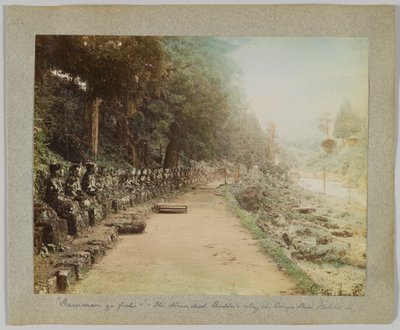 De hundre buddhaene langs Daiya-elven, Nikko, Japan (håndfarget svart/hvitt-bilde) av Japanese Photographer