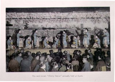 Den velkjente "Cherry Dance" som holdes årlig i Kyoto, ca. 1880 (håndfarget albumtrykk på kort) av Japanese Photographer