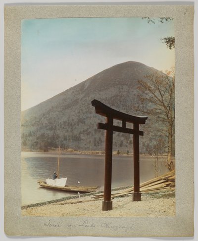 Torii på Lake Chuzenji, Nikko, Japan (håndfarget svart/hvitt-bilde) av Japanese Photographer