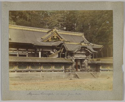 Tōshō-gū sett fra porten, Nikko, Japan (håndfarget svart/hvitt-bilde) av Japanese Photographer