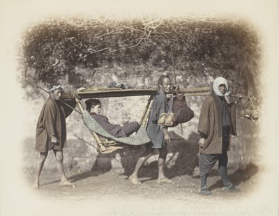 Kvinne båret i en kago (håndfarget s/h-bilde) av Japanese Photographer