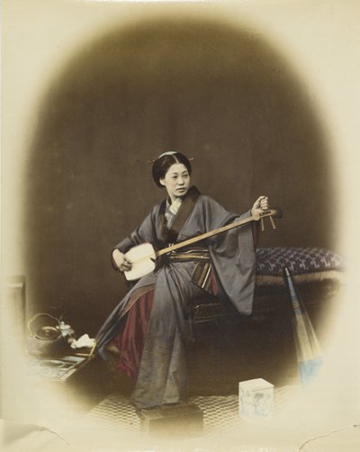 Kvinne som spiller shamisen (håndfarget s/hv-bilde) av Japanese Photographer