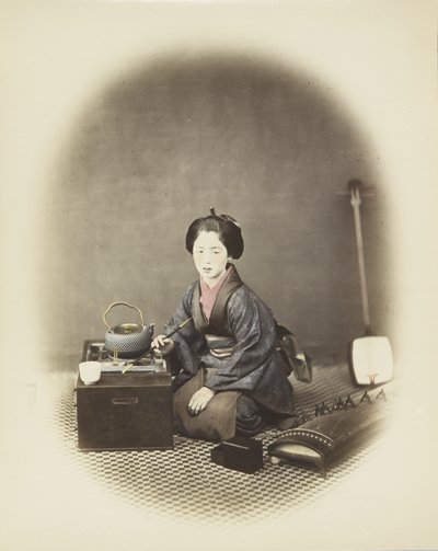 Kvinne med koto og shamisen (håndfarget svart/hvitt-bilde) av Japanese Photographer