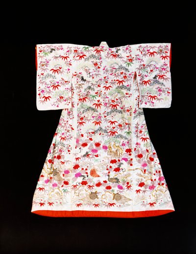 En furisode av hvit silkedamask stensilert med bambusblader og plommeblomst av Japanese School