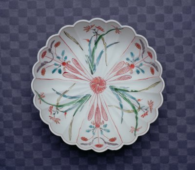 Arita Chrysanthemum Shaped Bowl, sent på 1600-tallet (emaljert porselen) av Japanese School