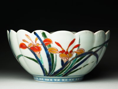 Skål med riflede sider og en rillet kant, ko-Imari ware, ca. 1770-20 (keramikk med blå underglasur og overglasur emalje) (se også 117721) av Japanese School