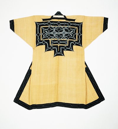 Seremoniell kappe (attush) av Ainu-befolkningen med tradisjonelle Ainu-motiver, broderi med kjedesøm, bark av almetre, ull og bomull av Japanese School