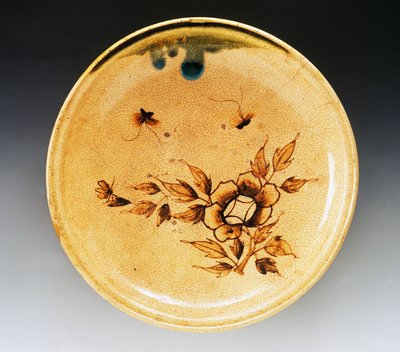 Dekorert emaljert steintøybrett dekorert med to sommerfugler og peon, slutten av 1700-tallet-begynnelsen av 1800-tallet, Seto-produksjon, diameter 34 cm, japansk sivilisasjon, Edo-perioden av Japanese School