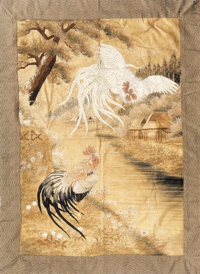 Brodert hengende, jobbet i silke med et par haner med etterfølgende fjærdrakt, på i flukt, den andre satt på en elvebredd blant tusenfryd, sent på 1800-tallet av Japanese School
