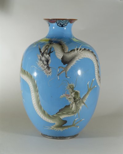 Emaljert vase dekorert med et par drager, japansk av Japanese School