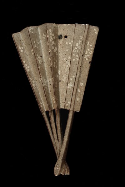 Hengende vase i form av en vifte, Kumamoto prefektur, Edo-perioden (keramikk) av Japanese School