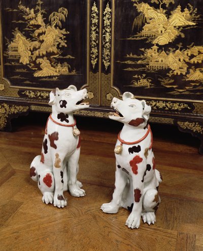 Imari par sittende hunder (hardlimt porselen) av Japanese School