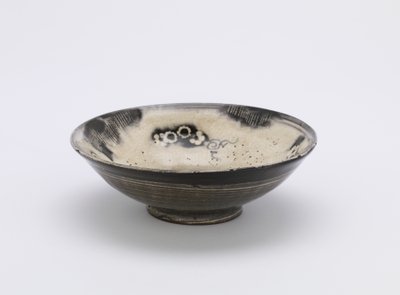 Individuell serveringsskål, Kyushu eller Kyoto, Edo-periode, 1700-1800-tallet (steintøy med hvit slip og koboltpigment under klar glasur) av Japanese School