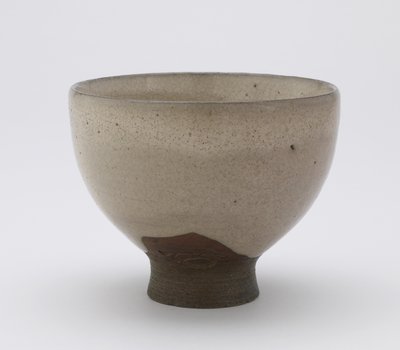 Inkyuzan-tebolle i Goki-form, med påtrykt chiffer, Tebolle (gokijawan), ca. 1804-25 (steintøy med ris-skrog-aske-glasur) av Japanese School