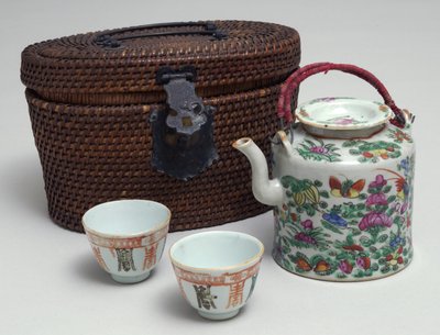 Japansk tesett med kurv i kurv, ca. 1850 (porselen) av Japanese School