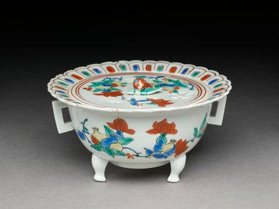 Koro-skål med flatt lokk, Kakiemon-relatert utstyr, 1680-1700 (keramikk med emaljeoverglasur) av Japanese School