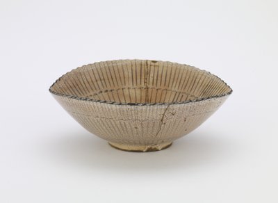 Kyoto ware individuell serveringsskål i form av sarghatt, med merket "Kiyomizu", individuell serveringsskål (mukozuke), sent på 1600-tallet (steintøy med jernpigment under gjennomskinnelig hvit glasur, gulllakkreparasjoner) av Japanese School