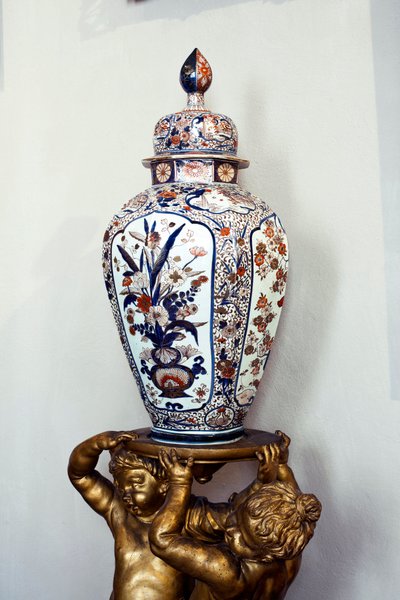 Stor japansk vase med lokk fra Edo-perioden, Genroku-tiden. 1688-1703. Leilighetene til Maria Brignole Sale (Brignole-Sale) De Ferrari, hertuginne de Galliera (1811-1888), møblene kommer fra Hotel Matignon, hans parisiske residens. Palazzo Rosso, Gen av Japanese School