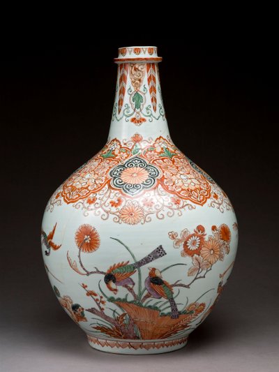 Stor flaskevase, dekorert i Holland i Imari-stil, Ko-Imari, sent på 1600-tallet (keramikk med emaljeoverglasur) av Japanese School