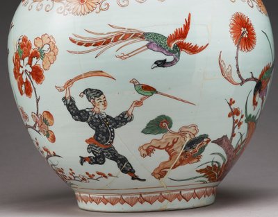 Stor flaskevase, dekorert i Holland i Imari-stil, Ko-Imari, sent på 1600-tallet (keramikk med emaljeoverglasur) (detalj av 117741) av Japanese School