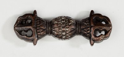 Menuki, eller gripepryd, i form av en vajra, et buddhistisk tordenboltsymbol (kobber-gulllegering med forgylling) av Japanese School