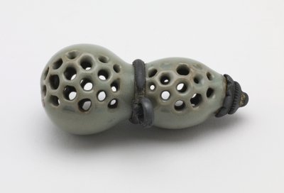 Netsuke i form av en kalebass, Yamashiro-provinsen, Edo-perioden eller Meiji-tiden (keramikk) av Japanese School