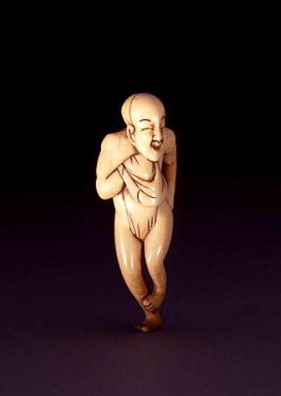 Netsuke av en mann med hesteansikt, kuppelhodet, sannsynligvis Osaka, ca. 1800-20 (elfenben) (se også 193635) av Japanese School