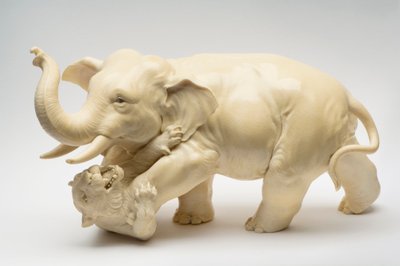 Okimono av en elefant som tråkker en tiger av Japanese School