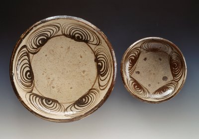 Tallerkener dekorert med umanomezara (sirkler med hesteøyemønster), sent 1700-tall-begynnelsen av 1800-tallet, emalje steintøy, produsert i Seto, diameter 21,5 cm og 34,5 cm, japansk sivilisasjon, Edo-perioden av Japanese School