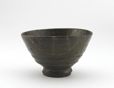 Rakuzan-tebolle i Gibori Irabor-stil, tidlig på 1700-tallet (steintøy med askeglasur, reparasjoner av gulllakk) av Japanese School
